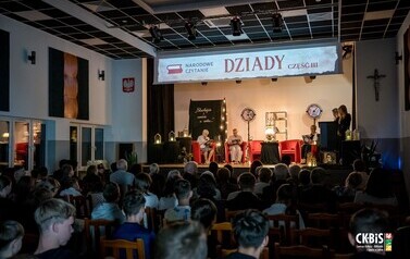Klasa VIII w świecie &bdquo;Dziad&oacute;w&rdquo; 21