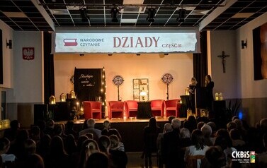 Klasa VIII w świecie &bdquo;Dziad&oacute;w&rdquo; 43