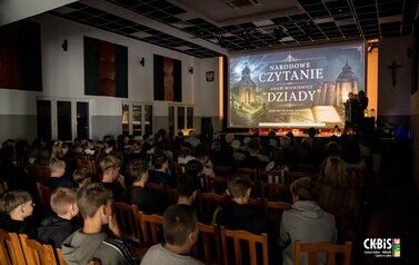 Klasa VIII w świecie &bdquo;Dziad&oacute;w&rdquo; 44