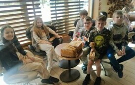 10 kwietnia 2024r. &ndash; Wycieczka uczni&oacute;w z klas 2 i 4 do Ostrołęki 21