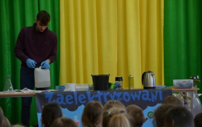 Zdjęcie do Niecodzienna lekcja &ndash; pokaz grupy &bdquo;Zaelektryzowani&rdquo;