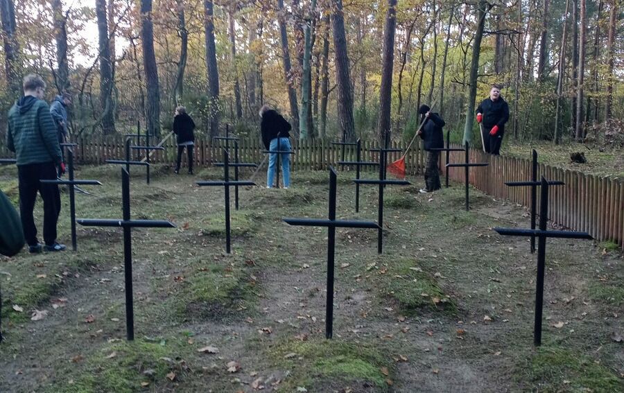 Zdjęcie do Sprzątanie cmentarza w Mierzejewie