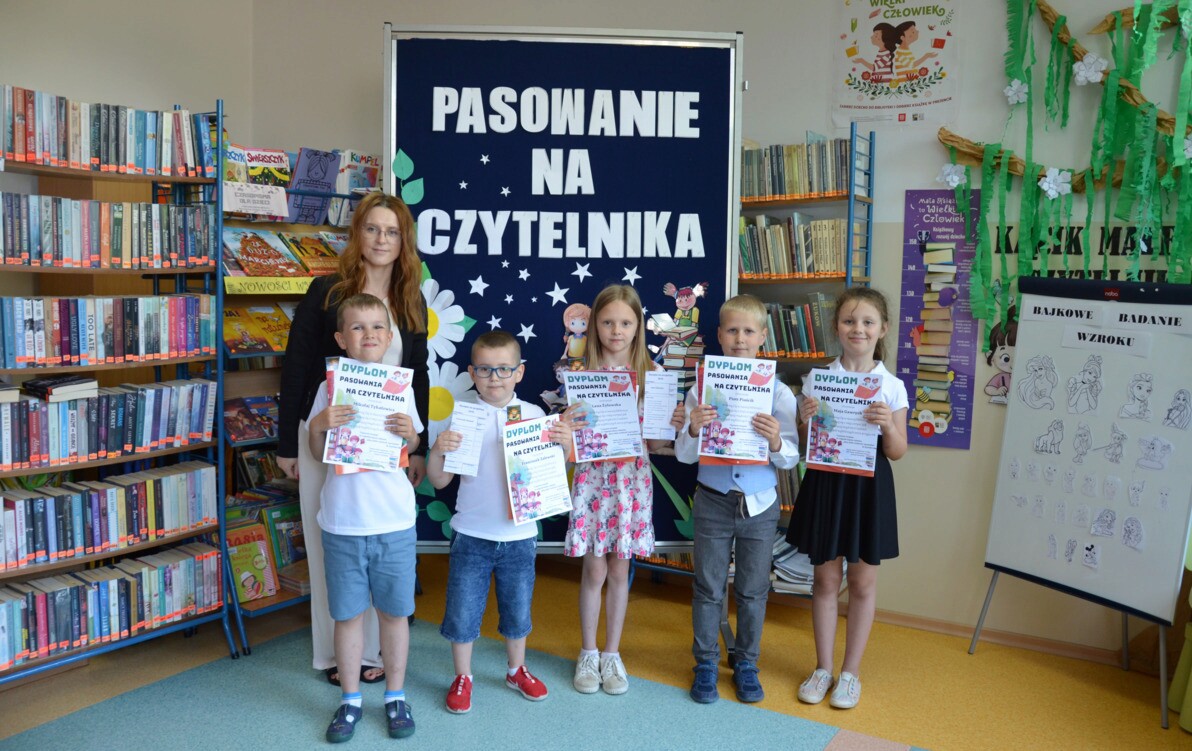 Zdjęcie do WITAJCIE W NASZEJ BAJCE... CZYLI PASOWANIE NA CZYTELNIKA.