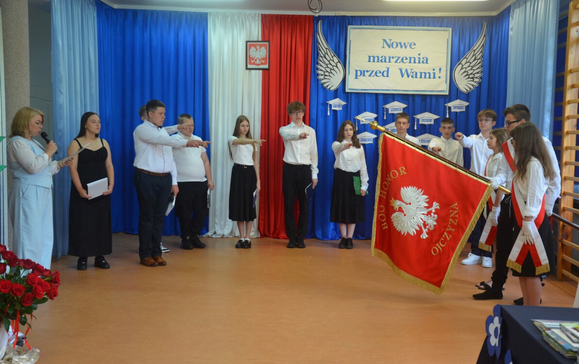 Zdjęcie do Pożegnanie 8 klasy 