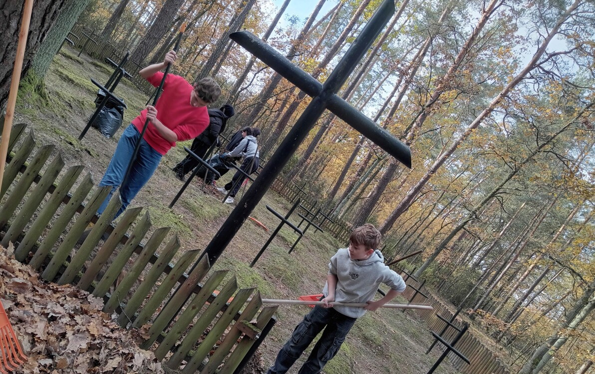 Zdjęcie do Sprzątanie cmentarza wojennego