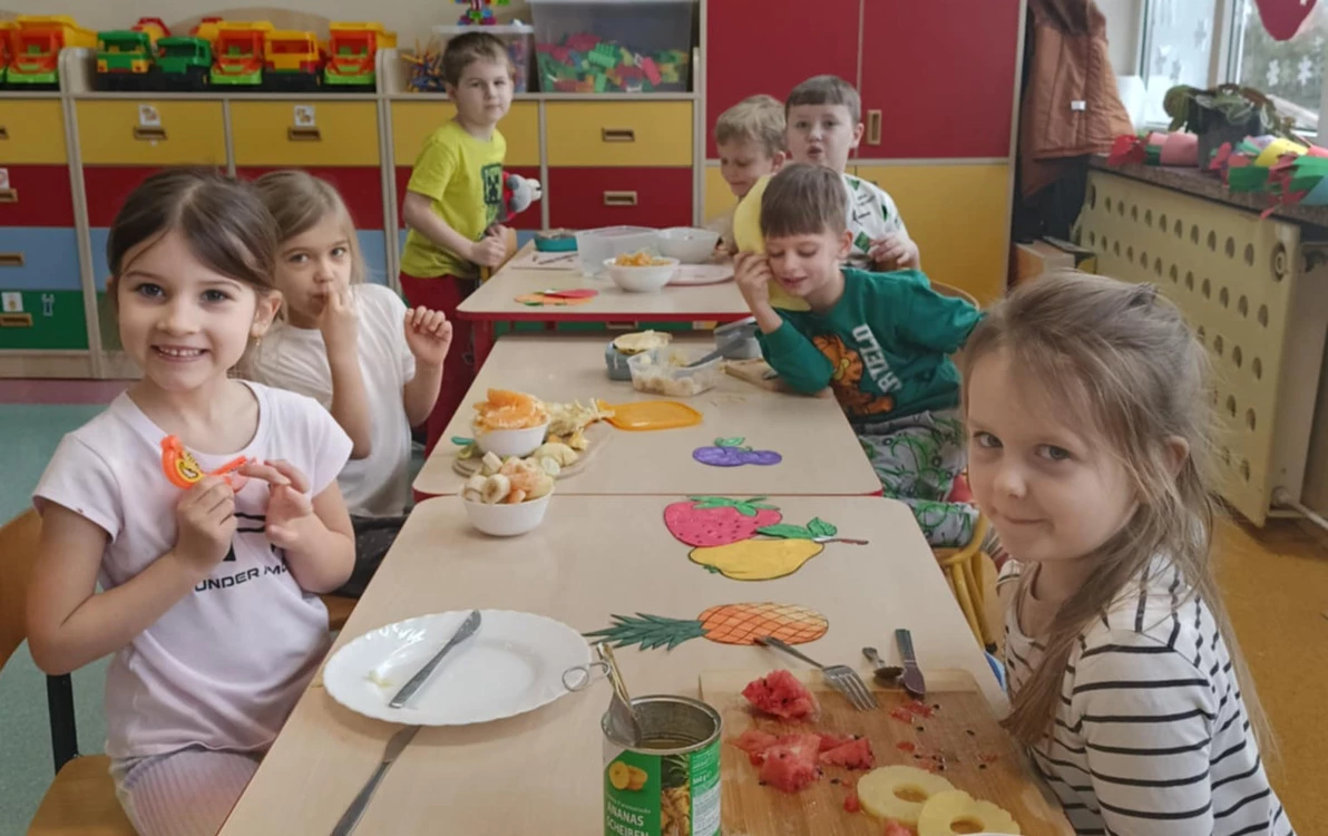 Zdjęcie do Warsztaty kulinarne  w przedszkolu pt. &bdquo;Sałatka owocowa&rdquo; 