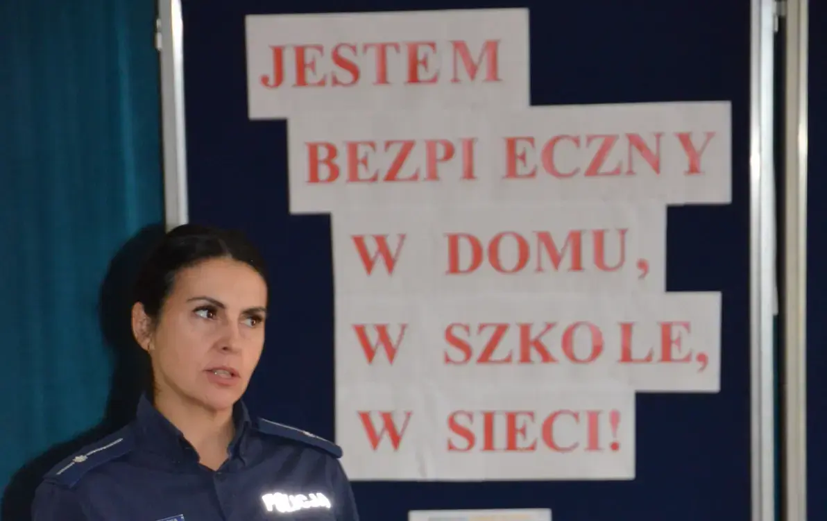 Zdjęcie do Spotkanie z panią policjantką-rozmowa o bezpieczeństwie i odpowiedzialności.