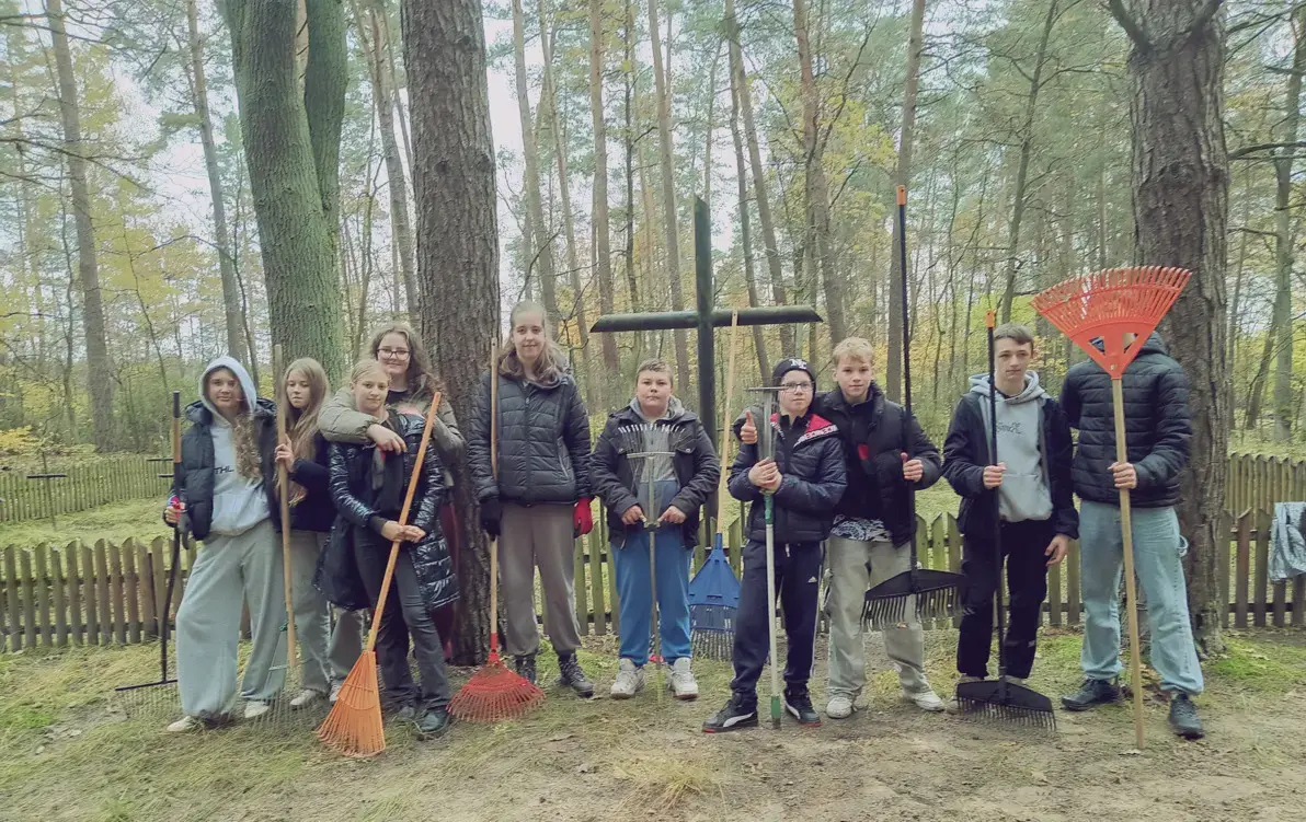 Zdjęcie do Sprzątanie cmentarza z czas&oacute;w I wojny światowej w miejscowości Kurpiewskie