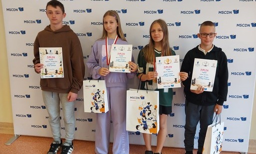 Zdjęcie do  Sukces naszych uczni&oacute;w w XI Turnieju Szachowym kl. V-VII organizowany przez MSCDN w Ostrołęce.